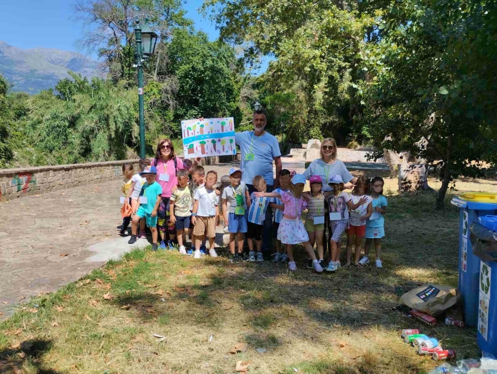 &Epsilon;&pi;έ&nu;&delta;&upsilon;&sigma;&eta; &sigma;&tau;&omicron; &laquo;&pi;&rho;ά&sigma;&iota;&nu;&omicron;&raquo; &alpha;ύ&rho;&iota;&omicron; &alpha;&pi;ό &tau;&omicron; &Nu;&eta;&pi;&iota;&alpha;&gamma;&omega;&gamma;&epsilon;ί&omicron; &Mu;&alpha;&gamma;&omicron;ύ&lambda;&alpha;&sigmaf;