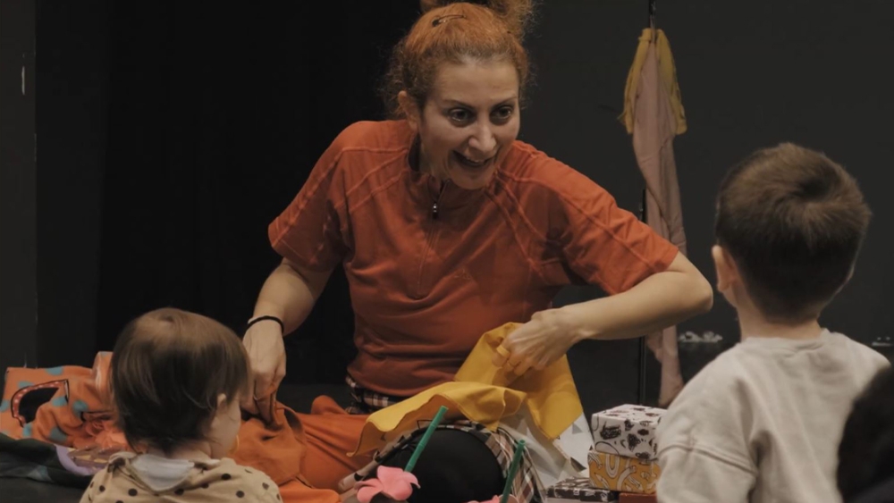 &laquo;&Alpha;&gamma;ά&pi;&eta; &epsilon;ί&nu;&alpha;&iota;&raquo;: &Mu;&iota;&alpha; &theta;&epsilon;&alpha;&tau;&rho;&iota;&kappa;ή &epsilon;&mu;&pi;&epsilon;&iota;&rho;ί&alpha; &gamma;&iota;&alpha; &lambda;&iota;&lambda;&iota;&pi;&omicron;ύ&tau;&epsilon;&iota;&omicron;&upsilon;&sigmaf; &theta;&epsilon;&alpha;&tau;έ&sigmaf; &sigma;&tau;&omicron; &Mu;&omicron;&upsilon;&sigma;&epsilon;ί&omicron; &Epsilon;&lambda;&iota;ά&sigmaf; &kappa;&alpha;&iota; &Lambda;&alpha;&delta;&iota;&omicron;ύ