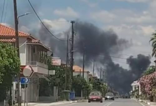 Ντουμάνιασαν από μαύρους καπνούς λόγω φωτιάς οι Αμύκλες