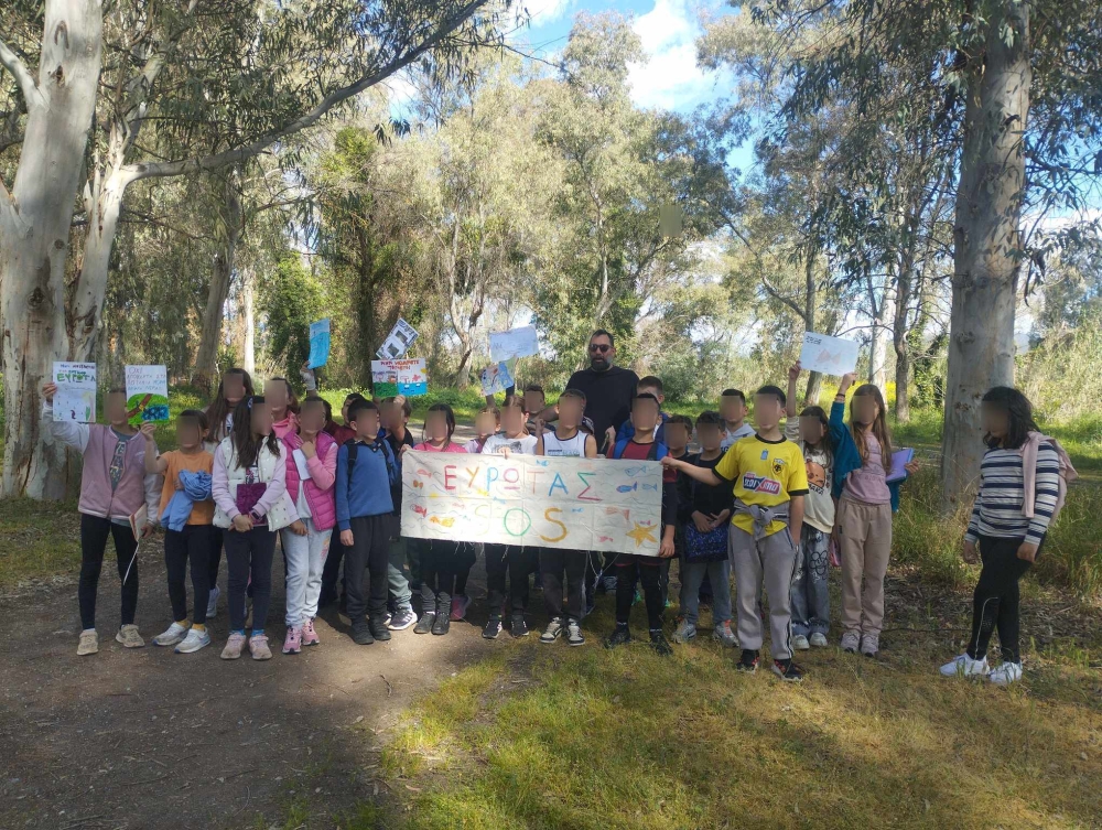 &Mu;&alpha;&theta;&eta;&tau;έ&sigmaf; &tau;&eta;&sigmaf; &Mu;&alpha;&gamma;&omicron;ύ&lambda;&alpha;&sigmaf; &mu;&epsilon; &mu;ί&alpha; &phi;&omega;&nu;ή:  &laquo;&Omicron; &Epsilon;&upsilon;&rho;ώ&tau;&alpha;&sigmaf; &mu;ά&sigmaf; &chi;&rho;&epsilon;&iota;ά&zeta;&epsilon;&tau;&alpha;&iota;&raquo;