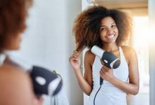 Ο σωστός τρόπος να καθαρίσεις τα εργαλεία hairstyling εύκολα και γρήγορα