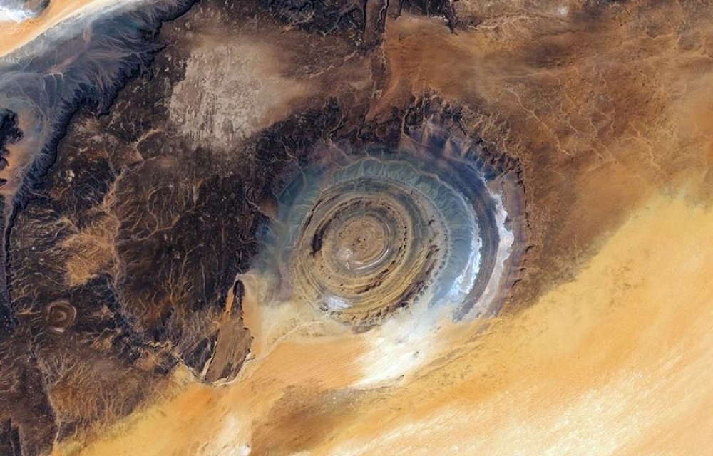 &laquo;&Tau;&omicron; &Mu;ά&tau;&iota; &tau;&eta;&sigmaf; &Sigma;&alpha;&chi;ά&rho;&alpha;&sigmaf;&raquo;: Έ&nu;&alpha; &epsilon;&xi;&omega;&pi;&rho;&alpha;&gamma;&mu;&alpha;&tau;&iota;&kappa;ό &phi;&alpha;&iota;&nu;ό&mu;&epsilon;&nu;&omicron; &sigma;&tau;&eta; &Mu;&alpha;&upsilon;&rho;&iota;&tau;&alpha;&nu;ί&alpha;