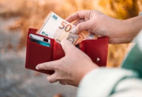 Προς τα 920 ευρώ ο κατώτατος μισθός: Πόσο θα αυξηθούν οι αποδοχές σε ιδιωτικό και δημόσιο τομέα