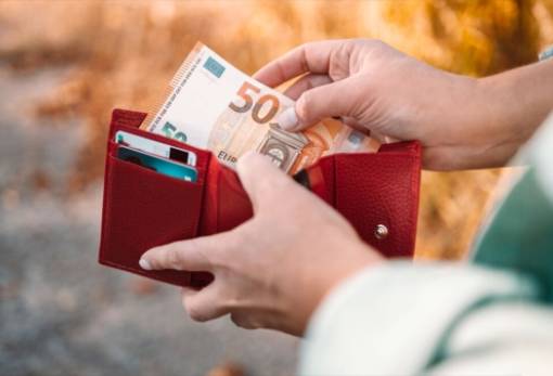 Προς τα 920 ευρώ ο κατώτατος μισθός: Πόσο θα αυξηθούν οι αποδοχές σε ιδιωτικό και δημόσιο τομέα