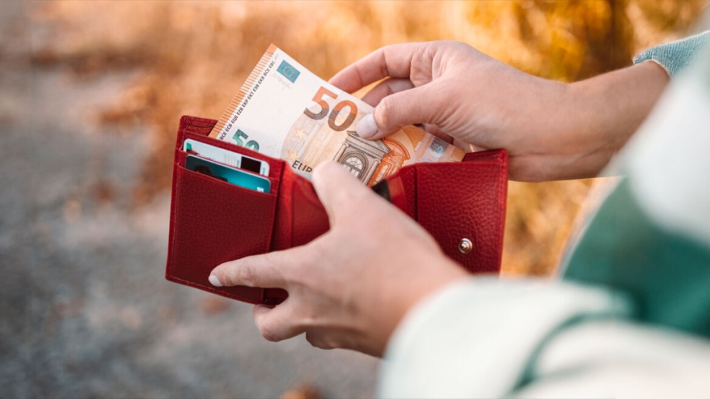 &Pi;&rho;&omicron;&sigmaf; &tau;&alpha; 920 &epsilon;&upsilon;&rho;ώ &omicron; &kappa;&alpha;&tau;ώ&tau;&alpha;&tau;&omicron;&sigmaf; &mu;&iota;&sigma;&theta;ό&sigmaf;: &Pi;ό&sigma;&omicron; &theta;&alpha; &alpha;&upsilon;&xi;&eta;&theta;&omicron;ύ&nu; &omicron;&iota; &alpha;&pi;&omicron;&delta;&omicron;&chi;έ&sigmaf; &sigma;&epsilon; &iota;&delta;&iota;&omega;&tau;&iota;&kappa;ό &kappa;&alpha;&iota; &delta;&eta;&mu;ό&sigma;&iota;&omicron; &tau;&omicron;&mu;έ&alpha;