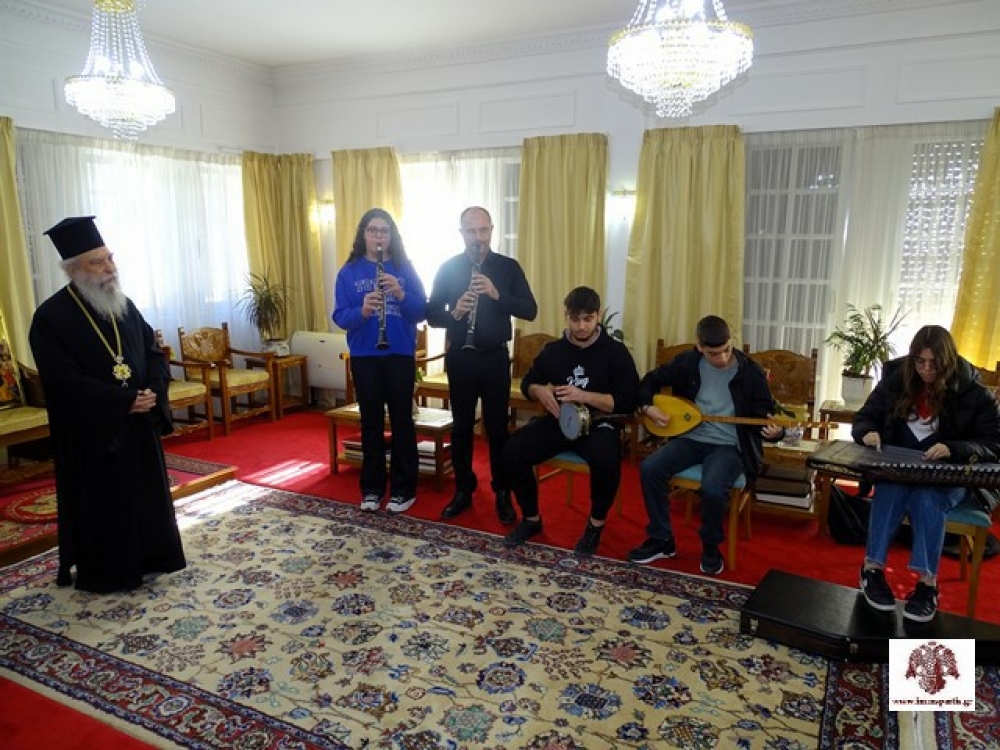 &Tau;&omicron; &Mu;&omicron;&upsilon;&sigma;&iota;&kappa;ό &Sigma;&chi;&omicron;&lambda;&epsilon;ί&omicron; &Sigma;&pi;ά&rho;&tau;&eta;&sigmaf; έ&psi;&alpha;&lambda;&lambda;&epsilon; &tau;&alpha; &kappa;ά&lambda;&alpha;&nu;&tau;&alpha; &sigma;&tau;&omicron;&nu; &Mu;&eta;&tau;&rho;&omicron;&pi;&omicron;&lambda;ί&tau;&eta; &Epsilon;&upsilon;&sigma;&tau;ά&theta;&iota;&omicron;