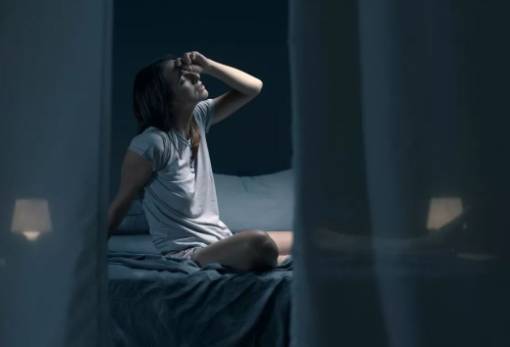 Νυχτερινές εφιδρώσεις: Πότε ο ιδρώτας στον ύπνο δεν οφείλεται στη ζέστη και χρειάζεται ιατρική αξιολόγηση