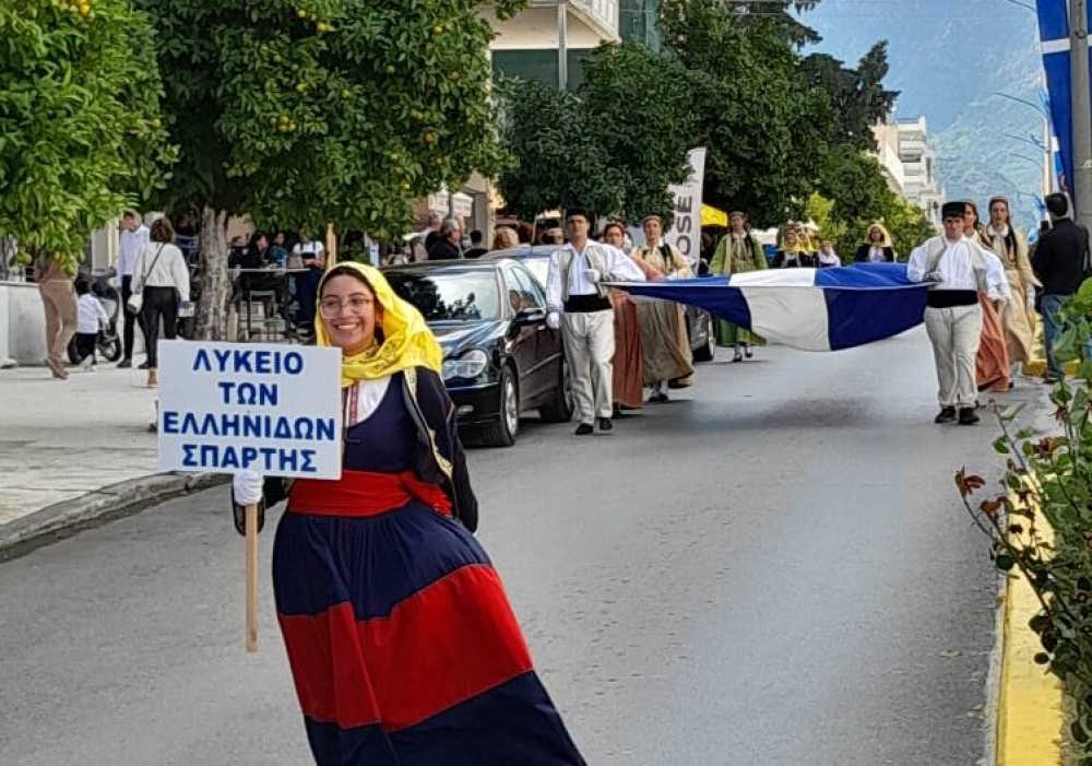 &Mu;&epsilon; &rho;ί&zeta;&epsilon;&sigmaf; &beta;&alpha;&theta;&iota;έ&sigmaf; &kappa;&alpha;&iota; &kappa;&alpha;&rho;&delta;&iota;ά &epsilon;&lambda;&lambda;&eta;&nu;&iota;&kappa;ή &tau;&omicron; &Lambda;ύ&kappa;&epsilon;&iota;&omicron; &Epsilon;&lambda;&lambda;&eta;&nu;ί&delta;&omega;&nu; &Sigma;&pi;ά&rho;&tau;&eta;&sigmaf; &tau;ί&mu;&eta;&sigma;&epsilon; &tau;&omicron; '40