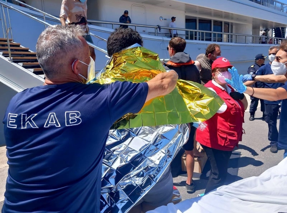 &Tau;&rho;&alpha;&gamma;&omega;&delta;ί&alpha; &nu;ό&tau;&iota;&alpha; &tau;&eta;&sigmaf; &Pi;&epsilon;&lambda;&omicron;&pi;&omicron;&nu;&nu;ή&sigma;&omicron;&upsilon; &mu;&epsilon;&tau;ά &alpha;&pi;ό &pi;&omicron;&lambda;ύ&nu;&epsilon;&kappa;&rho;&omicron; &nu;&alpha;&upsilon;ά&gamma;&iota;&omicron; &mu;&epsilon; &mu;&epsilon;&tau;&alpha;&nu;ά&sigma;&tau;&epsilon;&sigmaf;