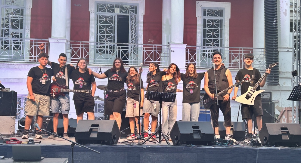 &Omicron;&iota; TAIGETUS &laquo;έ&beta;&alpha;&lambda;&alpha;&nu; &phi;&omega;&tau;&iota;ά&raquo; &sigma;&tau;&eta; &sigma;&kappa;&eta;&nu;ή &tau;&omicron;&upsilon; TRIPolis Rock Fest