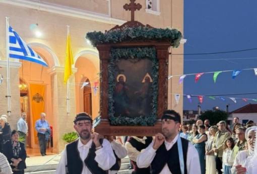 Λαμπροφορεμένη η Νεάπολη πανηγύρισε την πολιούχο της Αγία Τριάδα