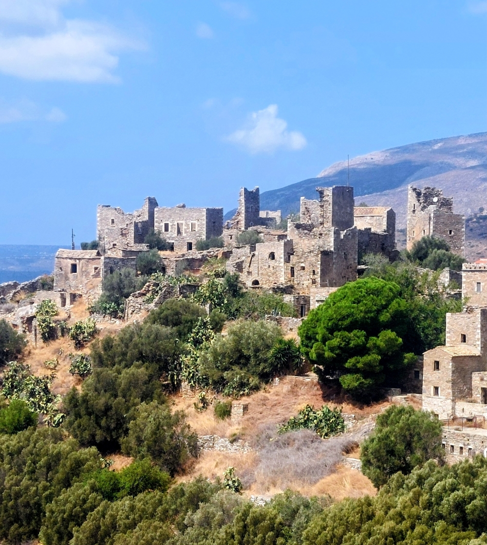 &Lambda;&alpha;&kappa;&epsilon;- &Delta;&alpha;&iota;&mu;&omicron;&nu;&iota;&kappa;ά: &Beta;ά&theta;&epsilon;&iota;&alpha;, &eta; &kappa;&alpha;&rho;&delta;&iota;ά &tau;&omega;&nu; &pi;ύ&rho;&gamma;&omega;&nu; &pi;&omicron;&upsilon; &pi;έ&tau;&rho;&omega;&sigma;&epsilon; &sigma;&tau;&eta; &sigma;&iota;&omega;&pi;ή