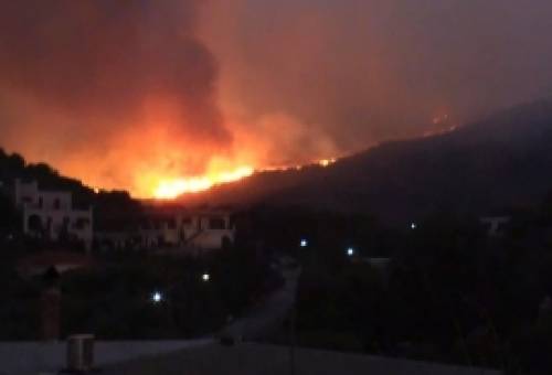 Εκκενώνονται Σκαμνάκι και Καρβελάς στη Μάνη