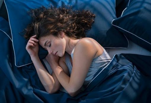 4 τρόποι να προστατεύσεις τα μαλλιά σου ενώ κοιμάσαι