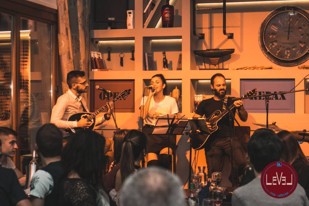 Ο Τάσος Σκιαδάς και η παρέα του σε ένα εορταστικό live στο Level!