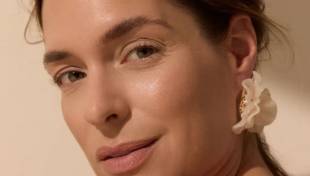 No Mascara Look: &Eta; &tau;ά&sigma;&eta; &pi;&omicron;&upsilon; &alpha;&nu;&alpha;&delta;&epsilon;&iota;&kappa;&nu;ύ&epsilon;&iota; &tau;&eta; &phi;&upsilon;&sigma;&iota;&kappa;ή &omicron;&mu;&omicron;&rho;&phi;&iota;ά &chi;&omega;&rho;ί&sigmaf; &upsilon;&pi;&epsilon;&rho;&beta;&omicron;&lambda;έ&sigmaf;