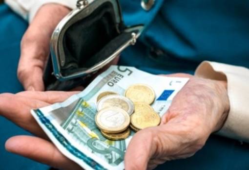 Τι θα ισχύσει με τις περικοπές στις συντάξεις χηρείας