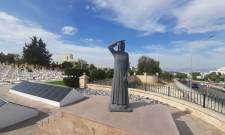 &Sigma;&tau;&omicron; &pi;&lambda;&epsilon;&upsilon;&rho;ό &tau;&eta;&sigmaf; &Mu;ό&rho;&phi;&omicron;&upsilon; &eta; &Sigma;&pi;ά&rho;&tau;&eta;, &mu;&epsilon; &tau;&eta; &mu;&nu;ή&mu;&eta; &zeta;&omega;&nu;&tau;&alpha;&nu;ή &kappa;&alpha;&iota; &tau;&omicron; &beta;&lambda;έ&mu;&mu;&alpha; &sigma;&tau;&eta; &delta;&iota;&kappa;&alpha;ί&omega;&sigma;&eta;
