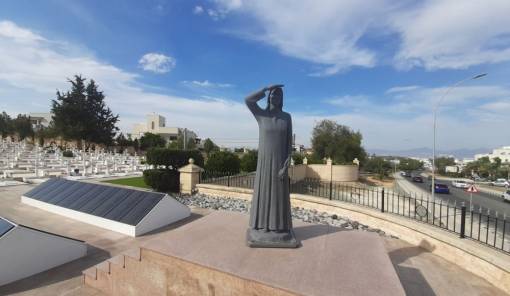 &Sigma;&tau;&omicron; &pi;&lambda;&epsilon;&upsilon;&rho;ό &tau;&eta;&sigmaf; &Mu;ό&rho;&phi;&omicron;&upsilon; &eta; &Sigma;&pi;ά&rho;&tau;&eta;, &mu;&epsilon; &tau;&eta; &mu;&nu;ή&mu;&eta; &zeta;&omega;&nu;&tau;&alpha;&nu;ή &kappa;&alpha;&iota; &tau;&omicron; &beta;&lambda;έ&mu;&mu;&alpha; &sigma;&tau;&eta; &delta;&iota;&kappa;&alpha;ί&omega;&sigma;&eta;