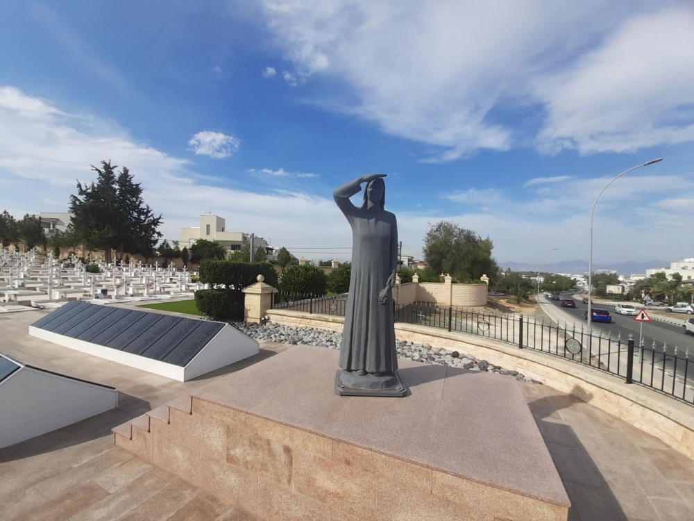 &Sigma;&tau;&omicron; &pi;&lambda;&epsilon;&upsilon;&rho;ό &tau;&eta;&sigmaf; &Mu;ό&rho;&phi;&omicron;&upsilon; &eta; &Sigma;&pi;ά&rho;&tau;&eta;, &mu;&epsilon; &tau;&eta; &mu;&nu;ή&mu;&eta; &zeta;&omega;&nu;&tau;&alpha;&nu;ή &kappa;&alpha;&iota; &tau;&omicron; &beta;&lambda;έ&mu;&mu;&alpha; &sigma;&tau;&eta; &delta;&iota;&kappa;&alpha;ί&omega;&sigma;&eta;