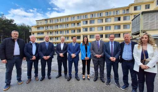 &laquo;&Mu;&epsilon;&gamma;&alpha;&lambda;ώ&nu;&epsilon;&iota;&raquo; &tau;&omicron; &Nu;&omicron;&sigma;&omicron;&kappa;&omicron;&mu;&epsilon;ί&omicron; &Tau;&rho;ί&pi;&omicron;&lambda;&eta;&sigmaf; &gamma;&iota;&alpha; &pi;&lambda;ή&rho;&eta; &kappa;ά&lambda;&upsilon;&psi;&eta; &tau;&eta;&sigmaf; &Pi;&epsilon;&lambda;&omicron;&pi;&omicron;&nu;&nu;ή&sigma;&omicron;&upsilon;