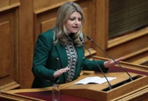 Αιχμές Γρηγοράκου για μισθολογικό χάσμα και ελλείψεις εργασιακού νομοσχεδίου