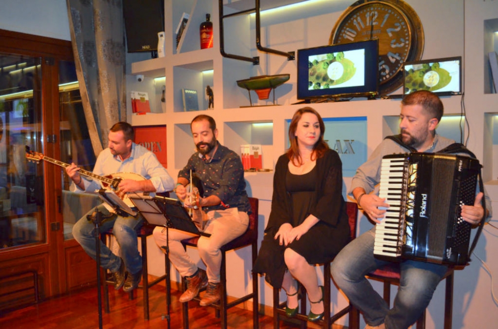 Ο Ηλ. Καππάκος και η ορχήστρα του στη σκηνή του «Level»!