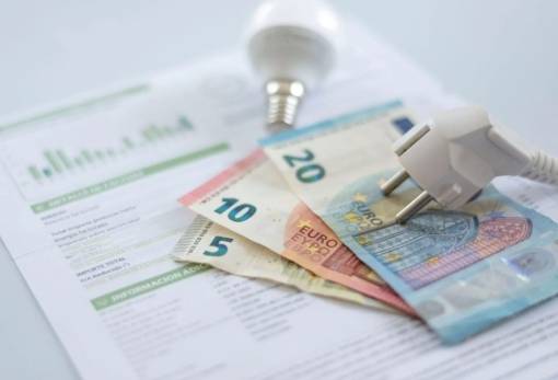 Τιμολόγια ρεύματος: Αυξήσεις τουλάχιστον 5% στα «πράσινα» για τον Ιούλιο