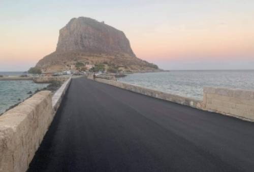 Ασφαλτοστρώσεις  στη Μονεμβασία από την ΠΕ Λακωνίας