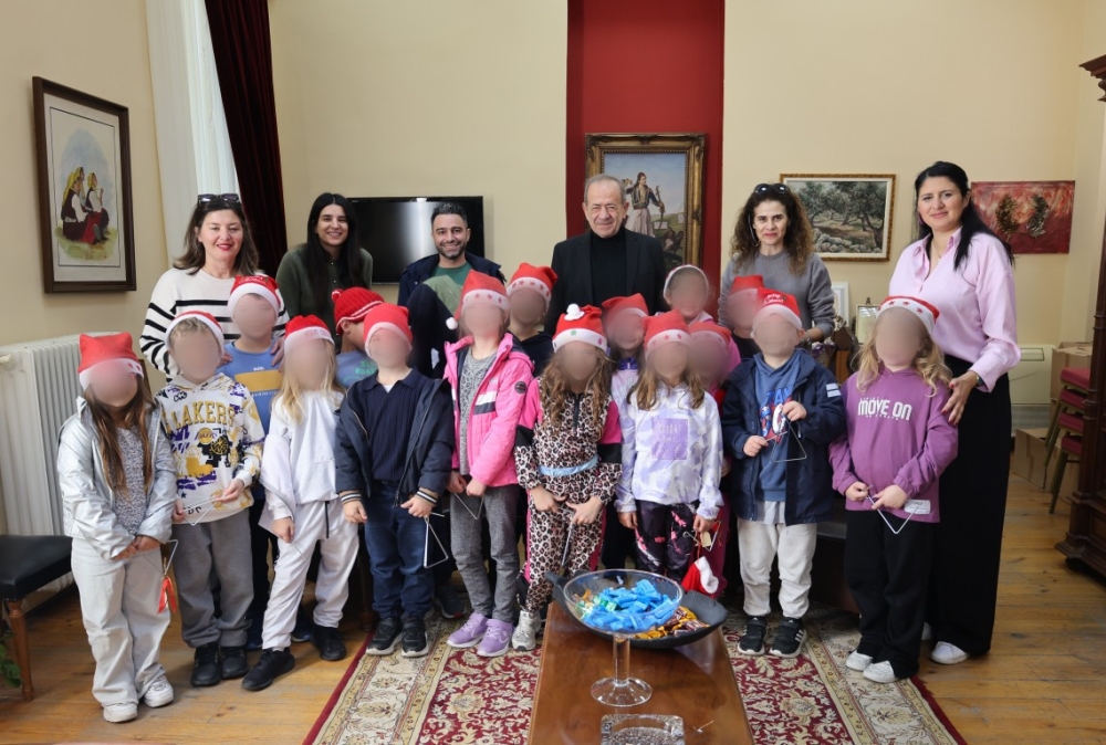 &Mu;&epsilon; &kappa;ά&lambda;&alpha;&nu;&tau;&alpha; &alpha;&pi;ό &pi;&alpha;&iota;&delta;&iota;&kappa;έ&sigmaf; &phi;&omega;&nu;έ&sigmaf; &gamma;έ&mu;&iota;&sigma;&epsilon; &tau;&omicron; &Delta;&eta;&mu;&alpha;&rho;&chi;&epsilon;ί&omicron; &Gamma;&upsilon;&theta;&epsilon;ί&omicron;&upsilon;