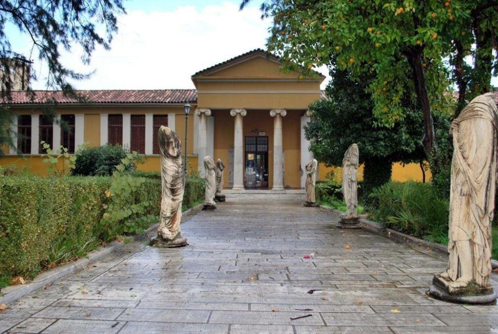 &Mu;&iota;&alpha; &mu;έ&rho;&alpha; &alpha;&phi;&iota;&epsilon;&rho;&omega;&mu;έ&nu;&eta; &sigma;&tau;&eta;&nu; &Iota;&sigma;&tau;&omicron;&rho;ί&alpha;: &Epsilon;&lambda;&epsilon;ύ&theta;&epsilon;&rho;&eta; &epsilon;ί&sigma;&omicron;&delta;&omicron;&sigmaf; &alpha;ύ&rho;&iota;&omicron; &sigma;&epsilon; &mu;&nu;&eta;&mu;&epsilon;ί&alpha; &kappa;&alpha;&iota; &mu;&omicron;&upsilon;&sigma;&epsilon;ί&alpha;