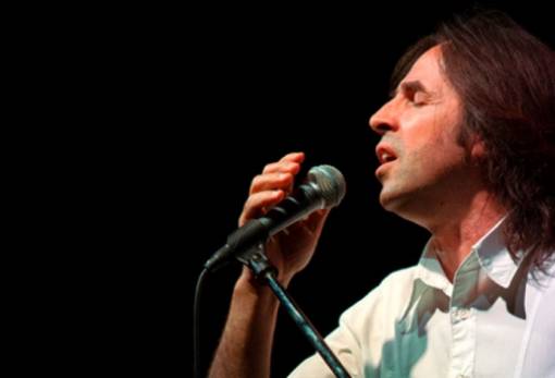 Ο Β. Λέκκας τραγουδάει στην κεντρική πλατεία Σπάρτης!