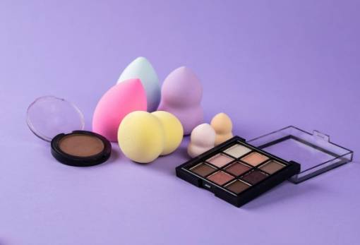 4 λόγοι να επιλέξεις beautyblender αντί για πινέλο όταν βάζεις foundation