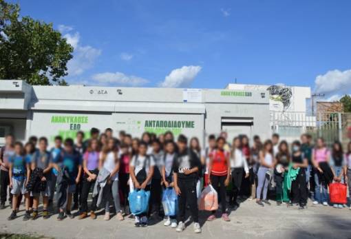 Μαθητές του 1ου Γυμνασίου Σπάρτης στα εγκαίνια της Γωνιάς Ανακύκλωσης