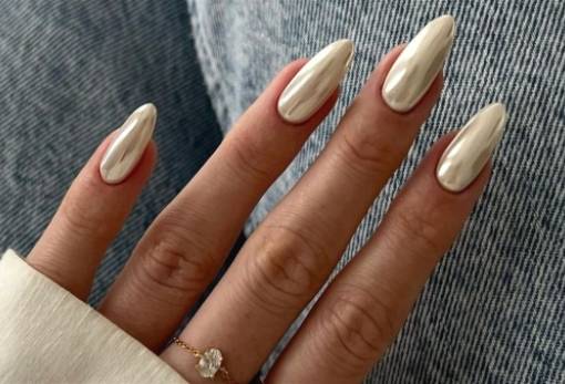 Vanilla chrome nails: Η πιο κομψή τάση του φθινοπώρου