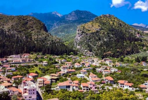 «Μπλόκο» στα οχήματα στην πλατεία Μυστρά ως τον Οκτώβριο