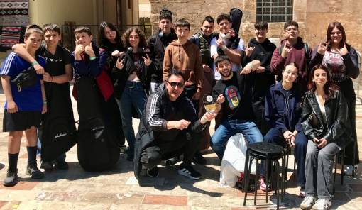 &Tau;&omicron; &Mu;&omicron;&upsilon;&sigma;&iota;&kappa;ό &Sigma;&chi;&omicron;&lambda;&epsilon;ί&omicron; &Sigma;&pi;ά&rho;&tau;&eta;&sigmaf; ...&alpha;&nu;έ&beta;&alpha;&sigma;&epsilon; &tau;&alpha; &nu;&tau;&epsilon;&sigma;&iota;&mu;&pi;έ&lambda; &sigma;&tau;&omicron; &Nu;&alpha;ύ&pi;&lambda;&iota;&omicron;