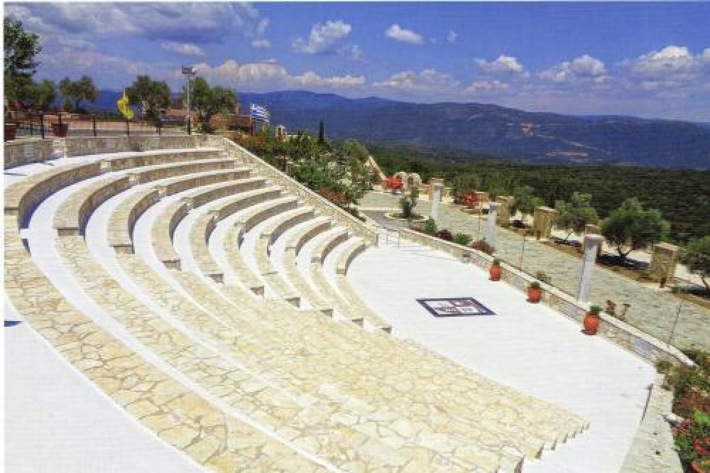 &Eta; &theta;&epsilon;&alpha;&tau;&rho;&iota;&kappa;ή &omicron;&mu;ά&delta;&alpha; &tau;&eta;&sigmaf; &Sigma;&omicron;&rho;&beta;ό&nu;&nu;&eta;&sigmaf; &laquo;&Delta;&eta;&mu;ό&delta;&omicron;&kappa;&omicron;&sigmaf;&raquo; &tau;&rho;έ&chi;&epsilon;&iota; &sigma;&tau;&omicron;&nu; &Pi;&eta;&nu;&epsilon;&lambda;ό&pi;&epsilon;&iota;&omicron; &Delta;&rho;ό&mu;&omicron;