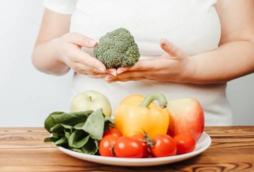 Πώς η μείωση θερμίδων επιβραδύνει τη γήρανση και προστατεύει τον εγκέφαλο