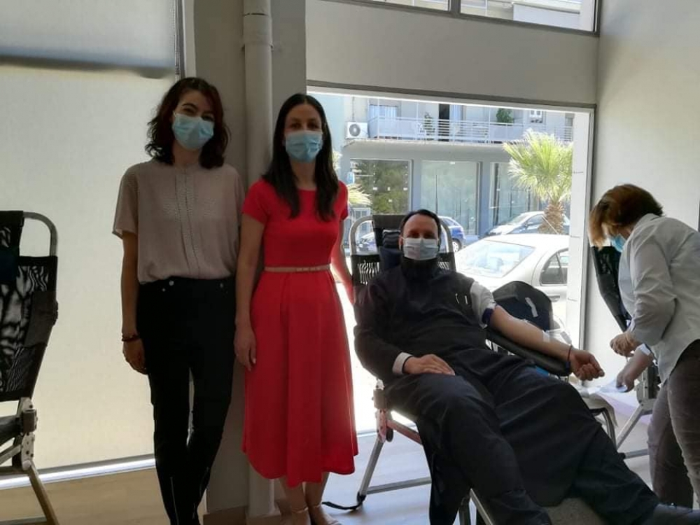 &Mu;&epsilon; &epsilon;&pi;&iota;&tau;&upsilon;&chi;ί&alpha; &eta; 1&eta; &epsilon;&nu;&omicron;&rho;&iota;&alpha;&kappa;ή &alpha;&iota;&mu;&omicron;&delta;&omicron;&sigma;ί&alpha; &tau;&omicron;&upsilon; &Iota;.&Nu;. &Alpha;&gamma;ί&omicron;&upsilon; &Sigma;&pi;&upsilon;&rho;ί&delta;&omega;&nu;&alpha; &Sigma;&pi;ά&rho;&tau;&eta;&sigmaf;