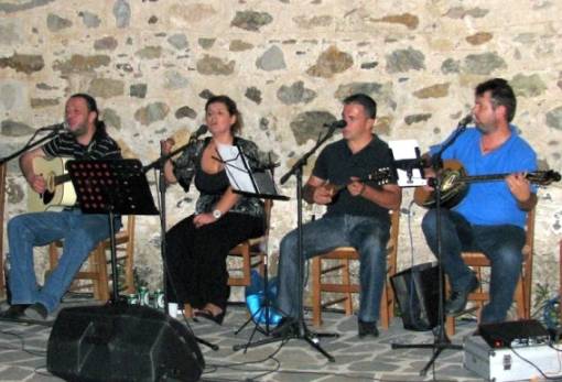 Ρεμπέτικο… σεργιάνι στον Καραβά