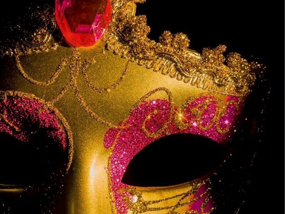 Μασκέ πάρτι από τη «Γνωστή Παρέα»!