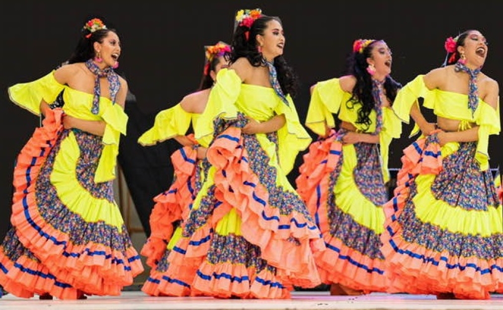 2&omicron; &Delta;&iota;&epsilon;&theta;&nu;έ&sigmaf; &Phi;&epsilon;&sigma;&tau;&iota;&beta;ά&lambda; &Pi;&alpha;&rho;&alpha;&delta;&omicron;&sigma;&iota;&alpha;&kappa;ώ&nu; &Chi;&omicron;&rho;ώ&nu;: &Eta; &Pi;&lambda;ύ&tau;&rho;&alpha; &chi;&omicron;&rho;&epsilon;ύ&epsilon;&iota; &sigma;&tau;&alpha; &beta;ή&mu;&alpha;&tau;&alpha; &mu;&omicron;&upsilon;&sigma;&iota;&kappa;ώ&nu; &tau;&omicron;&upsilon; &kappa;ό&sigma;&mu;&omicron;&upsilon;