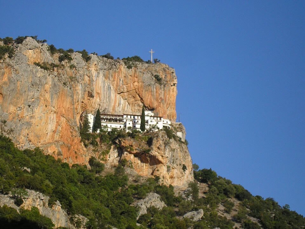 &Sigma;&tau;&alpha; &mu;&omicron;&nu;&omicron;&pi;ά&tau;&iota;&alpha; &tau;&eta;&sigmaf; &pi;ί&sigma;&tau;&eta;&sigmaf; &kappa;&alpha;&iota; &tau;&omicron;&upsilon; &Pi;ά&rho;&nu;&omega;&nu;&alpha; &omicron; &Epsilon;&Omicron;&Sigma; &Sigma;&pi;ά&rho;&tau;&eta;&sigmaf;