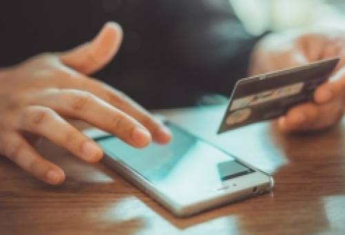 Νέα ηλεκτρονική απάτη με ψεύτικο «γιορτινό πακέτο» στο όνομα του Υπουργείου Ανάπτυξης