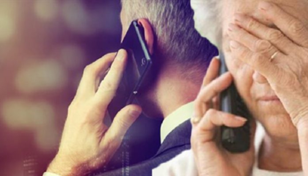 &laquo;&Sigma;&upsilon;&nu;&delta;έ&omicron;&nu;&tau;&alpha;&iota;&raquo; &kappa;&alpha;&iota; &mu;&epsilon; &Epsilon;&lambda;&alpha;&phi;ό&nu;&eta;&sigma;&omicron; &omicron;&iota; &tau;&eta;&lambda;&epsilon;&phi;&omega;&nu;&iota;&kappa;&omicron;ί &alpha;&pi;&alpha;&tau;&epsilon;ώ&nu;&epsilon;&sigmaf;