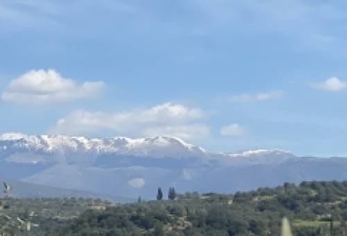 «Μάρτης-γδάρτης» στη Σπάρτη: Χιονισμένος ο Πάρνωνας και τσουχτερό κρύο στον κάμπο