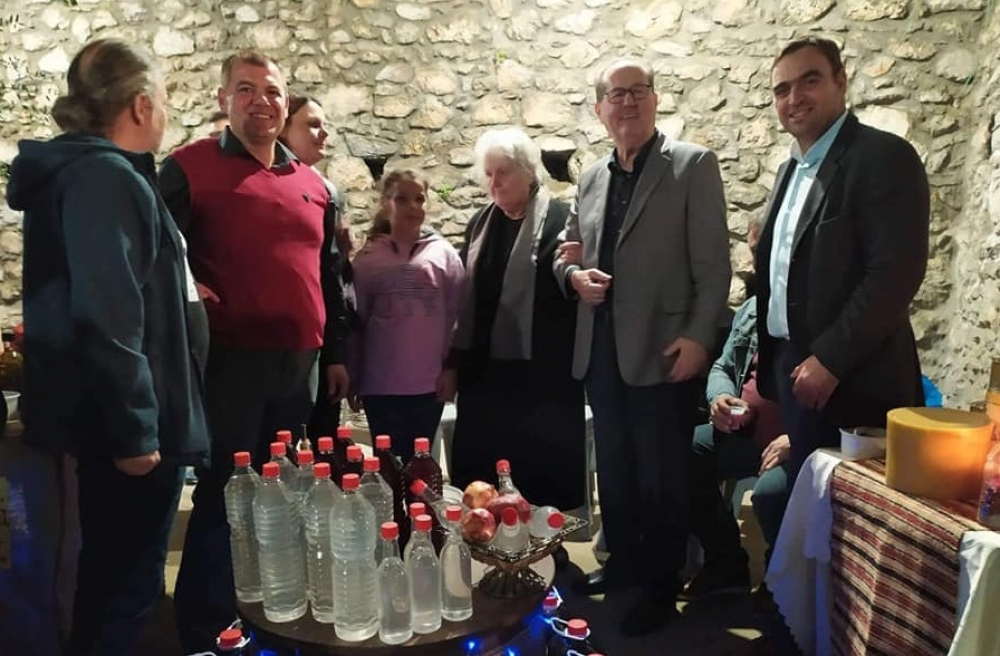 &Mu;&epsilon; &laquo;&Gamma;&iota;&omicron;&rho;&tau;ή &Mu;&pi;&omicron;&upsilon;&kappa;&omicron;&upsilon;&beta;ά&lambda;&alpha;&sigmaf;&raquo; &xi;&epsilon;&kappa;ί&nu;&eta;&sigma;&epsilon; &eta; &epsilon;&lambda;&alpha;&iota;&omicron;&sigma;&upsilon;&gamma;&kappa;&omicron;&mu;&iota;&delta;ή &sigma;&tau;&omicron; &Kappa;&alpha;&sigma;&tau;ό&rho;&iota; (&Phi;&Omega;&Tau;&Omicron;)