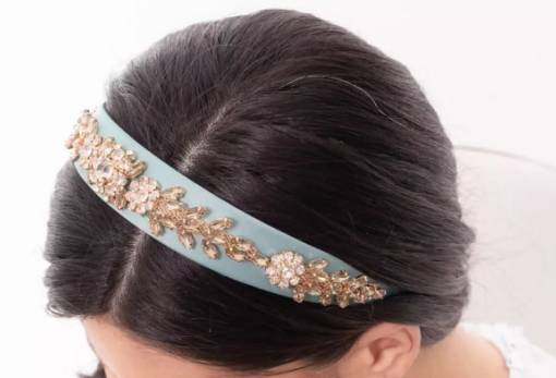 To αξεσουάρ μαλλιών που επέστρεψε με φόρα από τα 90s