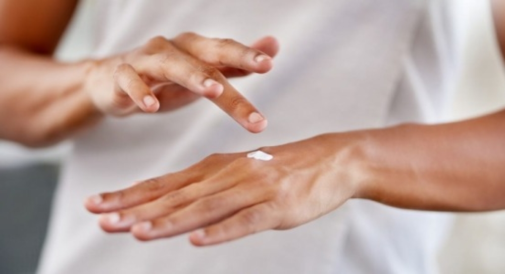 Diy &pi;&alpha;&nu;&epsilon;ύ&kappa;&omicron;&lambda;&eta; &mu;ά&sigma;&kappa;&alpha; &gamma;&iota;&alpha; &alpha;&pi;&alpha;&lambda;ά &chi;έ&rho;&iota;&alpha;